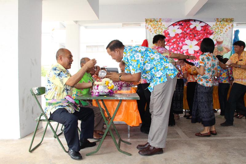 ภาพถ่าย ใช้ปุ่มลูกศร ซ้าย หรือ ขวา เลื่อนภาพถ่าย หรือปุ่มสามเหลี่ยมฉายภาพอัตโนมัติ  ถ้าต้องการบันทึกภาพ ใช้เมาส์คลิกขวาเลือกหัวข้อ  เป็นรูปภาพเป็น.. หรือ save as.. แสดงเต็มจอภาพ กุดปุ่ม F11 