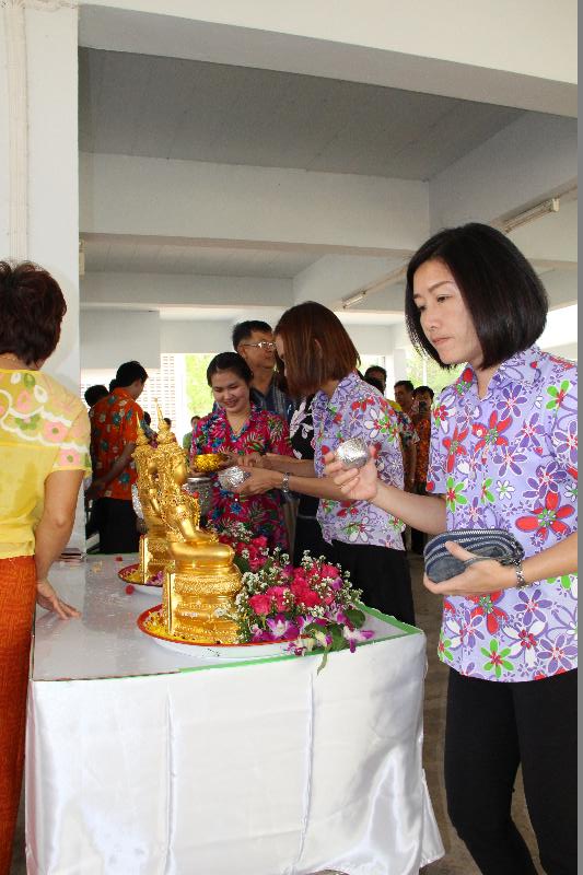 ภาพถ่าย ใช้ปุ่มลูกศร ซ้าย หรือ ขวา เลื่อนภาพถ่าย หรือปุ่มสามเหลี่ยมฉายภาพอัตโนมัติ  ถ้าต้องการบันทึกภาพ ใช้เมาส์คลิกขวาเลือกหัวข้อ  เป็นรูปภาพเป็น.. หรือ save as.. แสดงเต็มจอภาพ กุดปุ่ม F11 