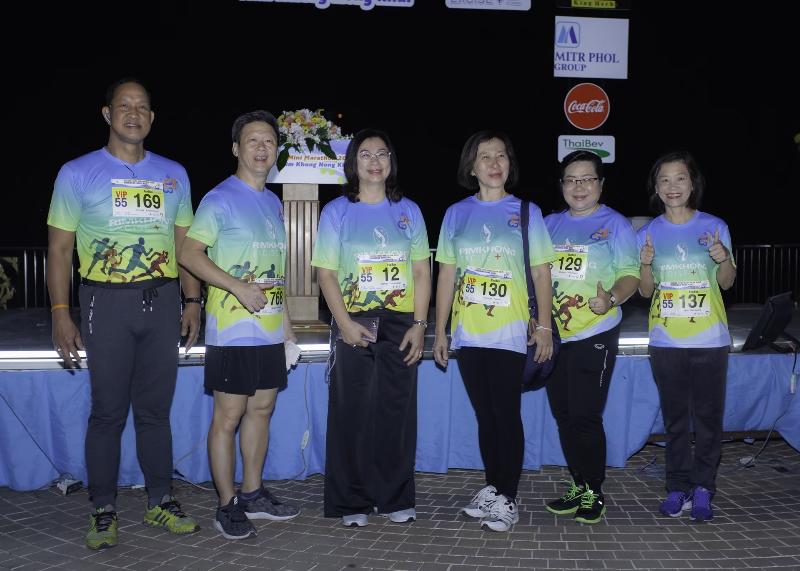 ภาพถ่าย ใช้ปุ่มลูกศร ซ้าย หรือ ขวา เลื่อนภาพถ่าย หรือปุ่มสามเหลี่ยมฉายภาพอัตโนมัติ  ถ้าต้องการบันทึกภาพ ใช้เมาส์คลิกขวาเลือกหัวข้อ  เป็นรูปภาพเป็น.. หรือ save as.. แสดงเต็มจอภาพ กุดปุ่ม F11 