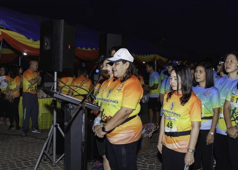 ภาพถ่าย ใช้ปุ่มลูกศร ซ้าย หรือ ขวา เลื่อนภาพถ่าย หรือปุ่มสามเหลี่ยมฉายภาพอัตโนมัติ  ถ้าต้องการบันทึกภาพ ใช้เมาส์คลิกขวาเลือกหัวข้อ  เป็นรูปภาพเป็น.. หรือ save as.. แสดงเต็มจอภาพ กุดปุ่ม F11 