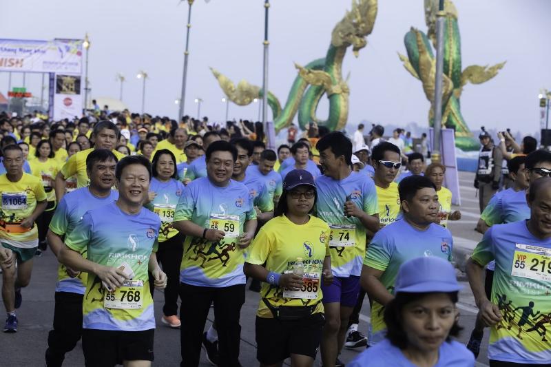 ภาพถ่าย ใช้ปุ่มลูกศร ซ้าย หรือ ขวา เลื่อนภาพถ่าย หรือปุ่มสามเหลี่ยมฉายภาพอัตโนมัติ  ถ้าต้องการบันทึกภาพ ใช้เมาส์คลิกขวาเลือกหัวข้อ  เป็นรูปภาพเป็น.. หรือ save as.. แสดงเต็มจอภาพ กุดปุ่ม F11 