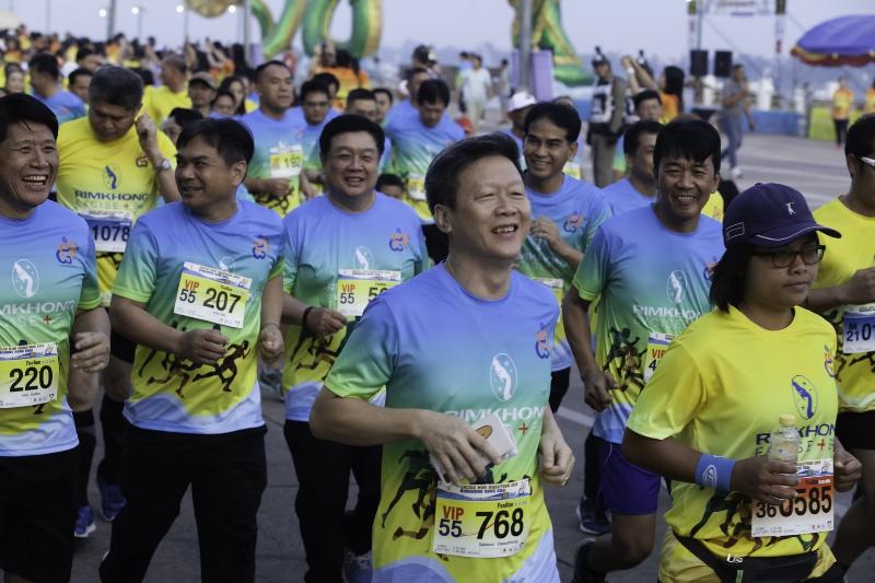 ภาพถ่าย ใช้ปุ่มลูกศร ซ้าย หรือ ขวา เลื่อนภาพถ่าย หรือปุ่มสามเหลี่ยมฉายภาพอัตโนมัติ  ถ้าต้องการบันทึกภาพ ใช้เมาส์คลิกขวาเลือกหัวข้อ  เป็นรูปภาพเป็น.. หรือ save as.. แสดงเต็มจอภาพ กุดปุ่ม F11 