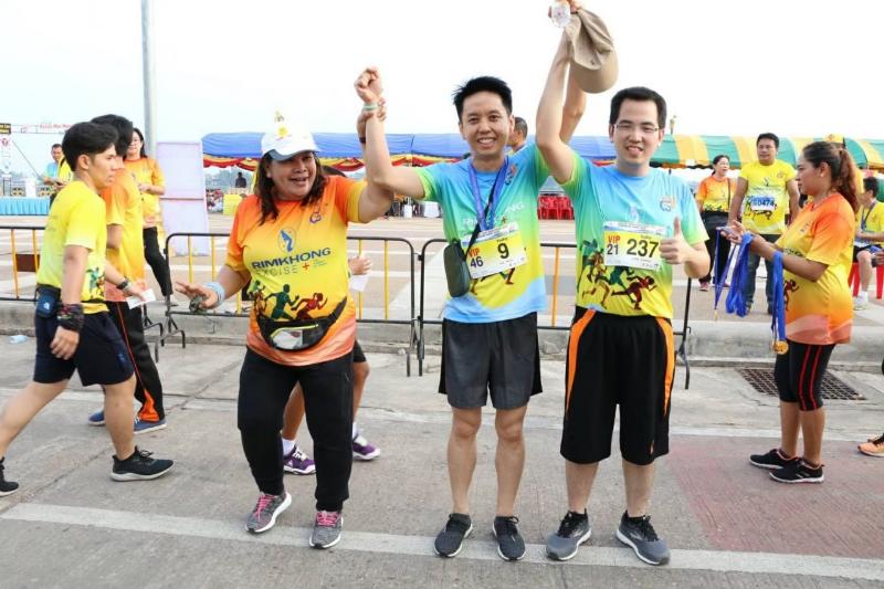 ภาพถ่าย ใช้ปุ่มลูกศร ซ้าย หรือ ขวา เลื่อนภาพถ่าย หรือปุ่มสามเหลี่ยมฉายภาพอัตโนมัติ  ถ้าต้องการบันทึกภาพ ใช้เมาส์คลิกขวาเลือกหัวข้อ  เป็นรูปภาพเป็น.. หรือ save as.. แสดงเต็มจอภาพ กุดปุ่ม F11 