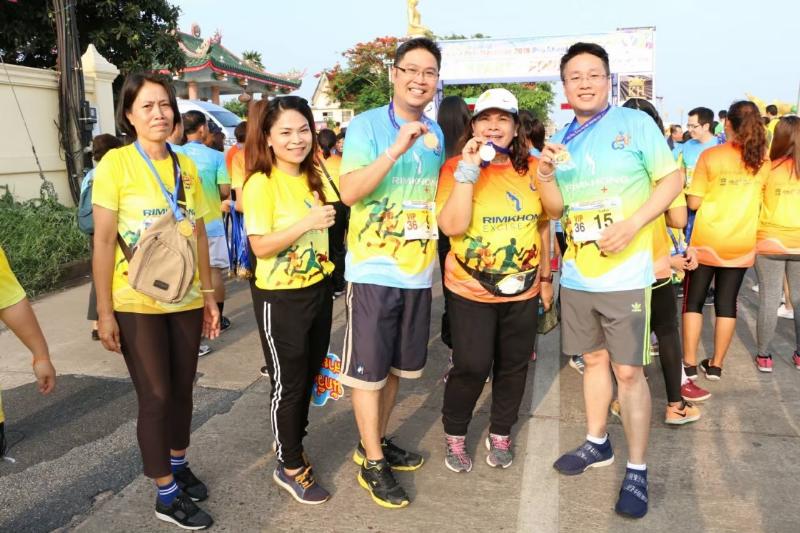 ภาพถ่าย ใช้ปุ่มลูกศร ซ้าย หรือ ขวา เลื่อนภาพถ่าย หรือปุ่มสามเหลี่ยมฉายภาพอัตโนมัติ  ถ้าต้องการบันทึกภาพ ใช้เมาส์คลิกขวาเลือกหัวข้อ  เป็นรูปภาพเป็น.. หรือ save as.. แสดงเต็มจอภาพ กุดปุ่ม F11 