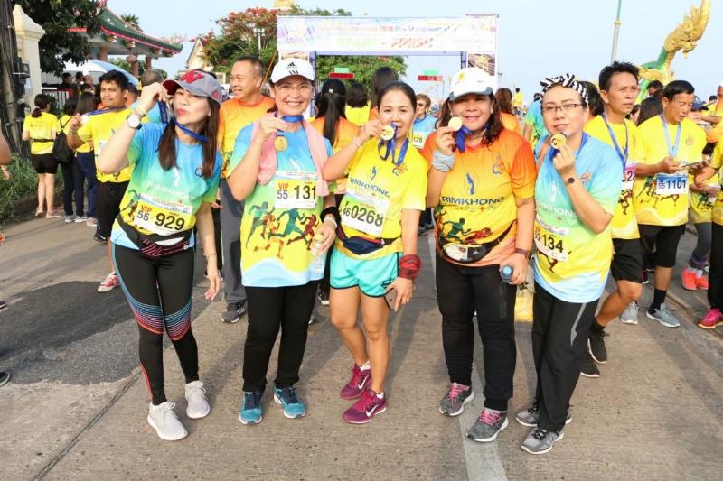 ภาพถ่าย ใช้ปุ่มลูกศร ซ้าย หรือ ขวา เลื่อนภาพถ่าย หรือปุ่มสามเหลี่ยมฉายภาพอัตโนมัติ  ถ้าต้องการบันทึกภาพ ใช้เมาส์คลิกขวาเลือกหัวข้อ  เป็นรูปภาพเป็น.. หรือ save as.. แสดงเต็มจอภาพ กุดปุ่ม F11 