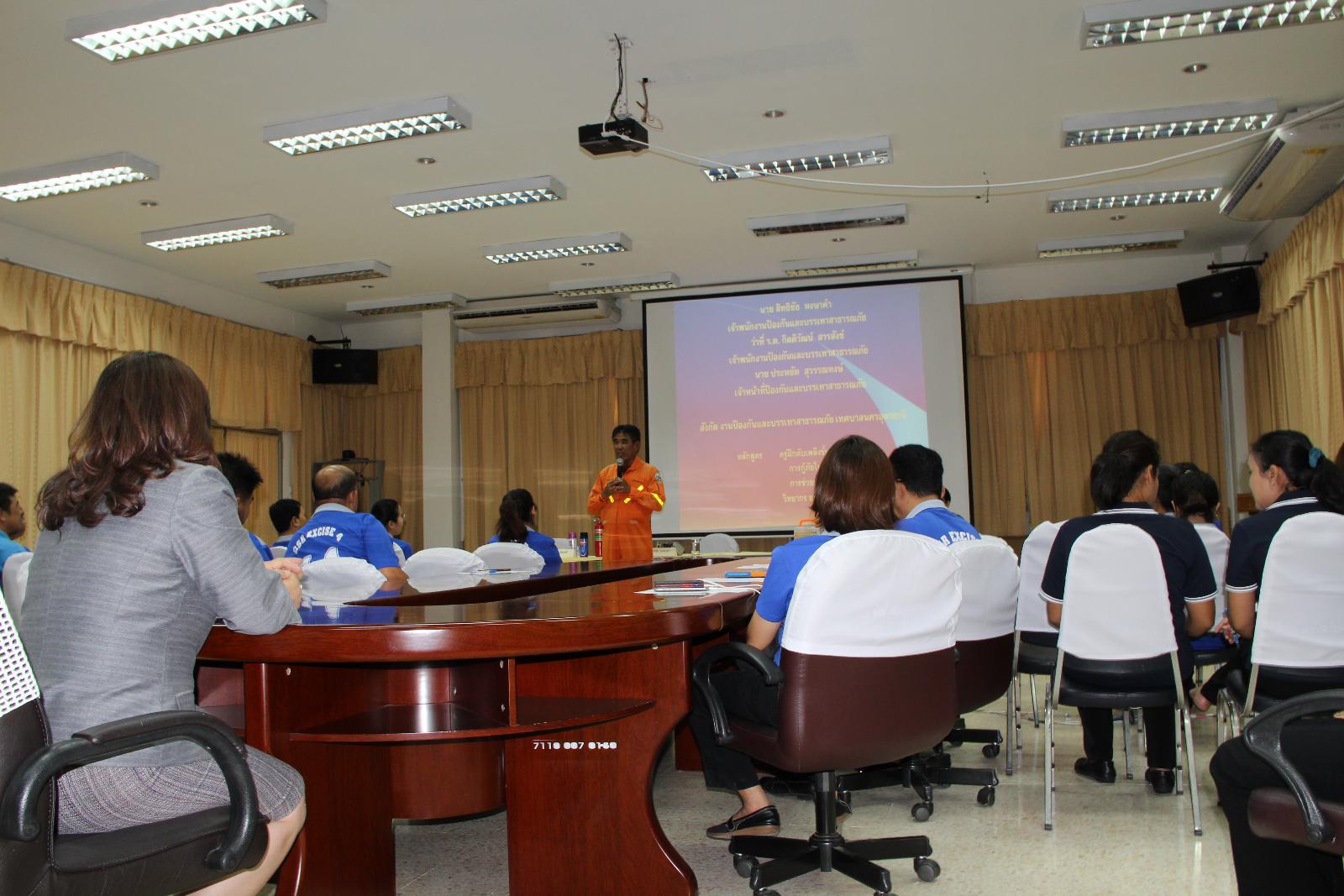 ภาพถ่าย ใช้ปุ่มลูกศร ซ้าย หรือ ขวา เลื่อนภาพถ่าย หรือปุ่มสามเหลี่ยมฉายภาพอัตโนมัติ  ถ้าต้องการบันทึกภาพ ใช้เมาส์คลิกขวาเลือกหัวข้อ  เป็นรูปภาพเป็น.. หรือ save as.. แสดงเต็มจอภาพ กุดปุ่ม F11 