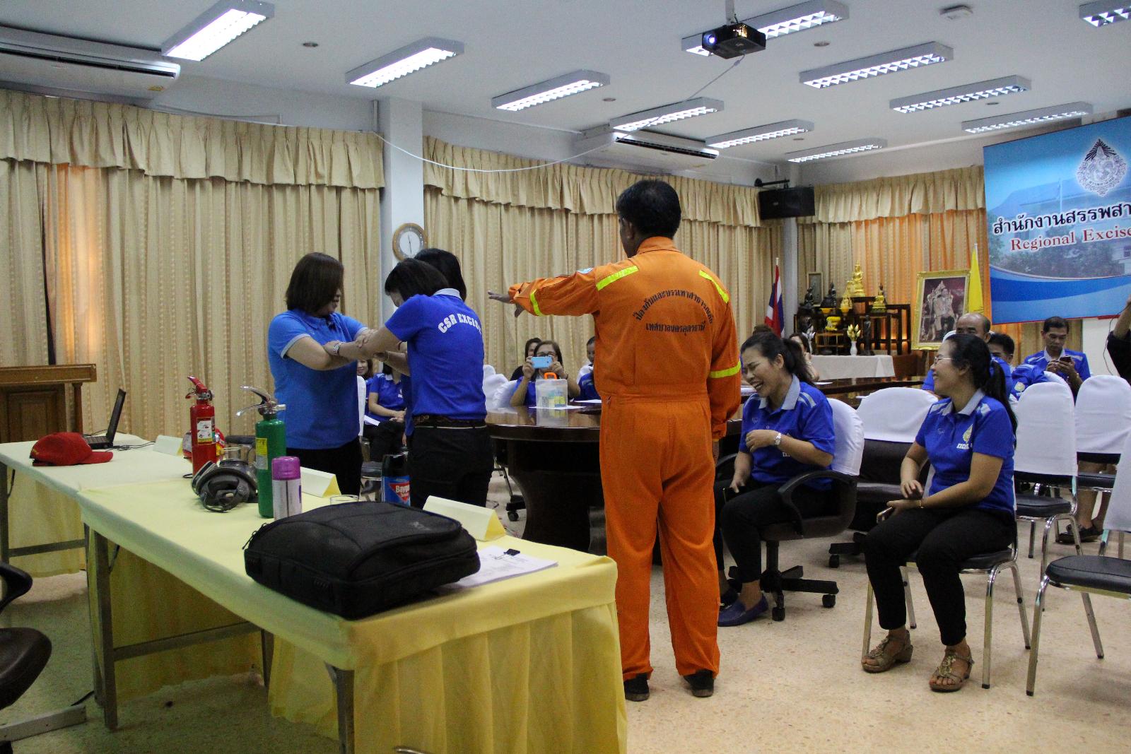 ภาพถ่าย ใช้ปุ่มลูกศร ซ้าย หรือ ขวา เลื่อนภาพถ่าย หรือปุ่มสามเหลี่ยมฉายภาพอัตโนมัติ  ถ้าต้องการบันทึกภาพ ใช้เมาส์คลิกขวาเลือกหัวข้อ  เป็นรูปภาพเป็น.. หรือ save as.. แสดงเต็มจอภาพ กุดปุ่ม F11 