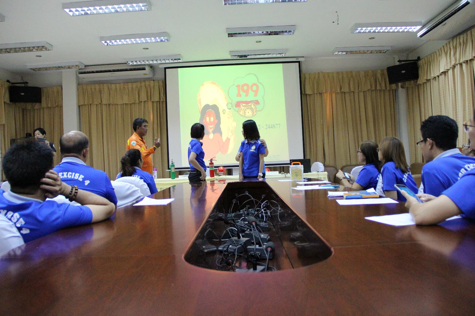 ภาพถ่าย ใช้ปุ่มลูกศร ซ้าย หรือ ขวา เลื่อนภาพถ่าย หรือปุ่มสามเหลี่ยมฉายภาพอัตโนมัติ  ถ้าต้องการบันทึกภาพ ใช้เมาส์คลิกขวาเลือกหัวข้อ  เป็นรูปภาพเป็น.. หรือ save as.. แสดงเต็มจอภาพ กุดปุ่ม F11 