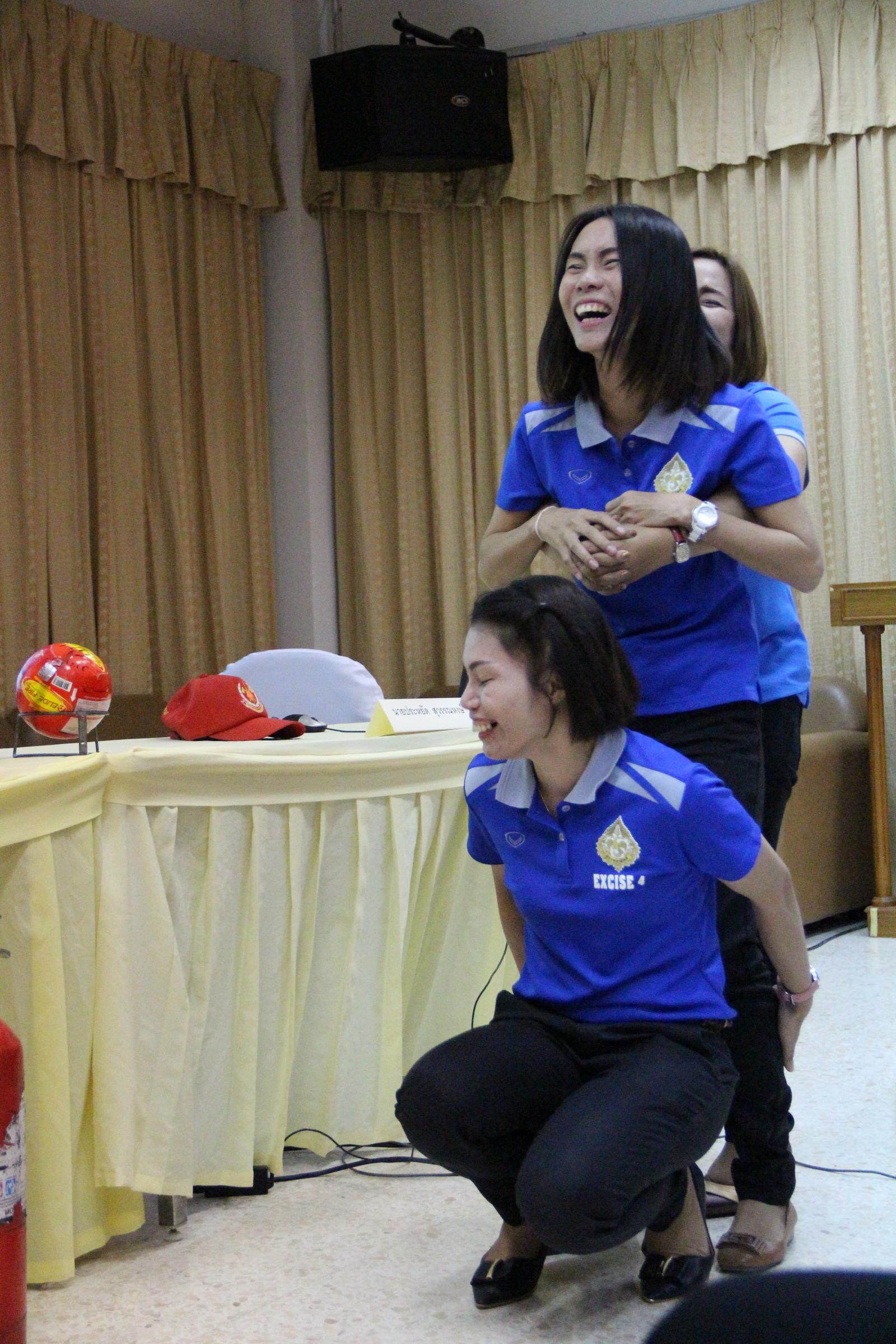 ภาพถ่าย ใช้ปุ่มลูกศร ซ้าย หรือ ขวา เลื่อนภาพถ่าย หรือปุ่มสามเหลี่ยมฉายภาพอัตโนมัติ  ถ้าต้องการบันทึกภาพ ใช้เมาส์คลิกขวาเลือกหัวข้อ  เป็นรูปภาพเป็น.. หรือ save as.. แสดงเต็มจอภาพ กุดปุ่ม F11 