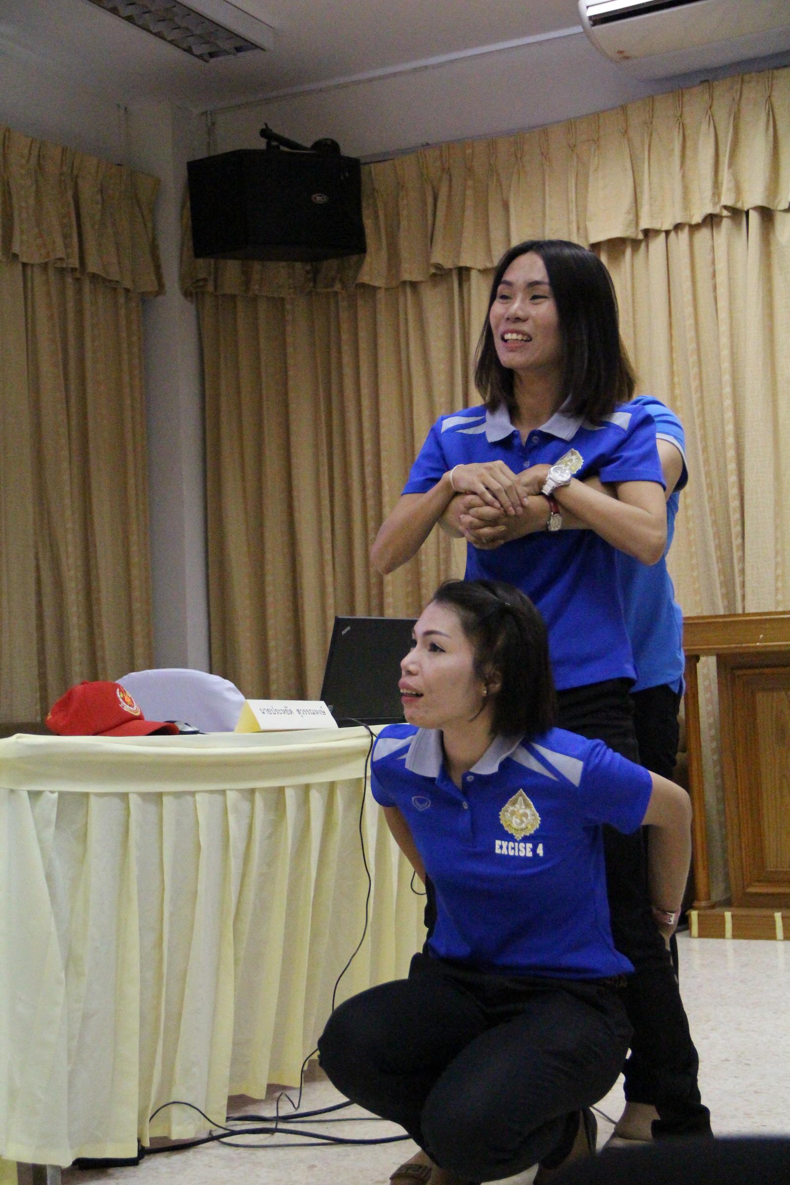 ภาพถ่าย ใช้ปุ่มลูกศร ซ้าย หรือ ขวา เลื่อนภาพถ่าย หรือปุ่มสามเหลี่ยมฉายภาพอัตโนมัติ  ถ้าต้องการบันทึกภาพ ใช้เมาส์คลิกขวาเลือกหัวข้อ  เป็นรูปภาพเป็น.. หรือ save as.. แสดงเต็มจอภาพ กุดปุ่ม F11 