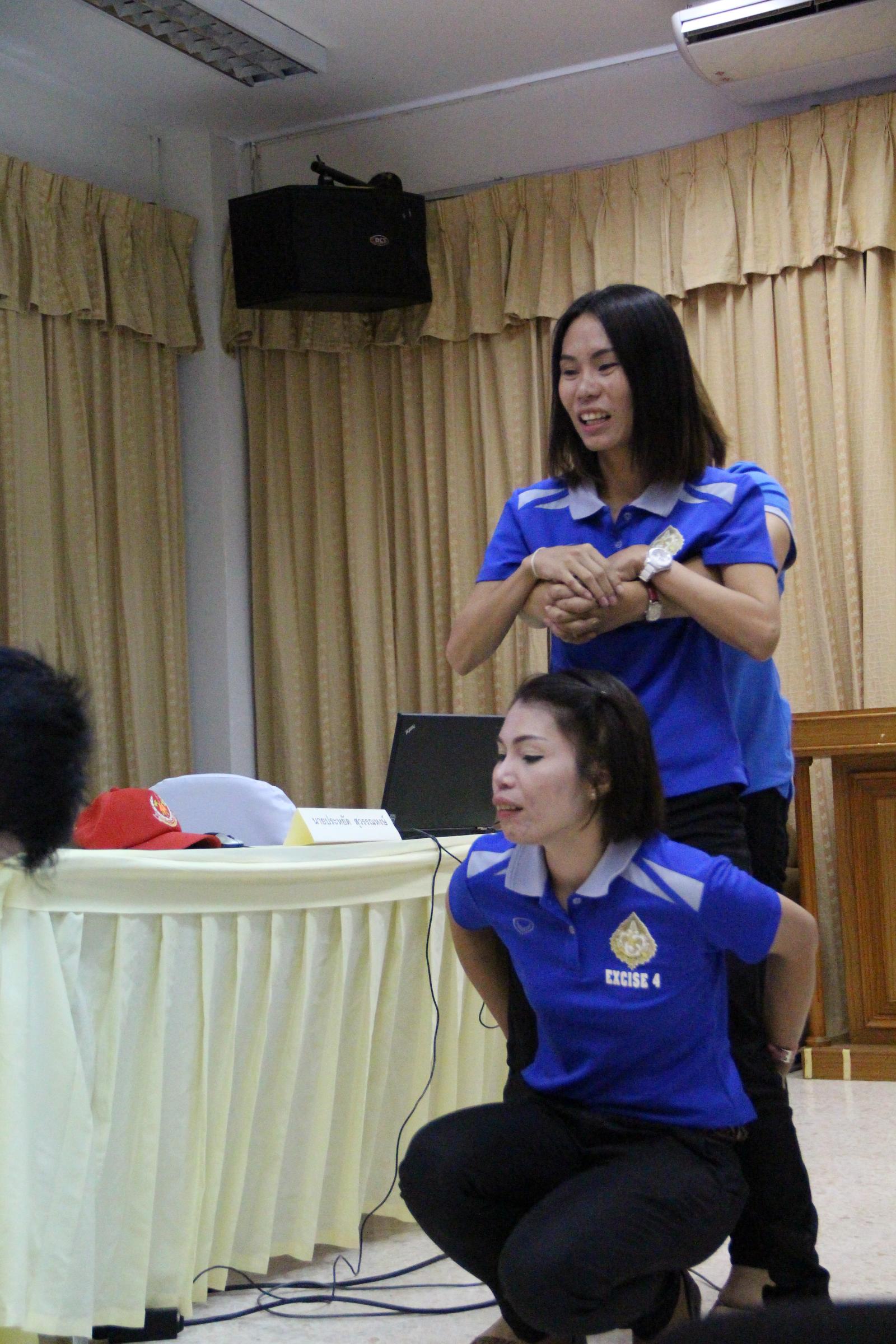 ภาพถ่าย ใช้ปุ่มลูกศร ซ้าย หรือ ขวา เลื่อนภาพถ่าย หรือปุ่มสามเหลี่ยมฉายภาพอัตโนมัติ  ถ้าต้องการบันทึกภาพ ใช้เมาส์คลิกขวาเลือกหัวข้อ  เป็นรูปภาพเป็น.. หรือ save as.. แสดงเต็มจอภาพ กุดปุ่ม F11 