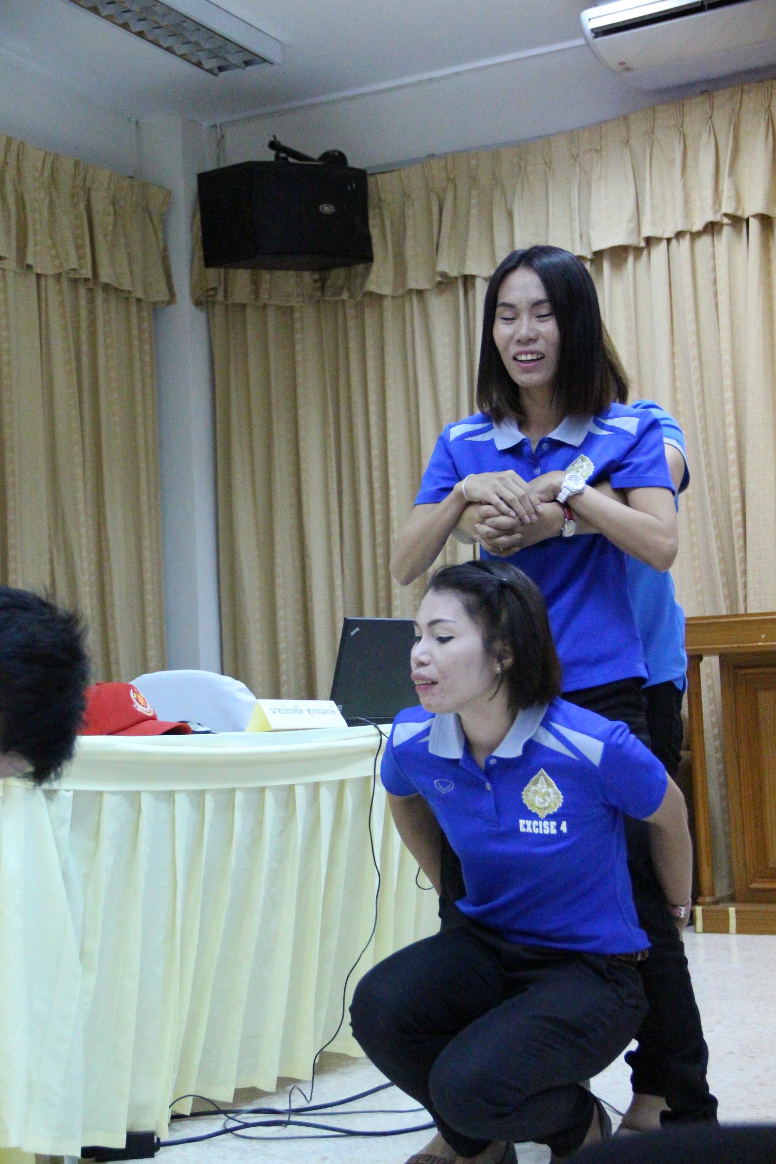 ภาพถ่าย ใช้ปุ่มลูกศร ซ้าย หรือ ขวา เลื่อนภาพถ่าย หรือปุ่มสามเหลี่ยมฉายภาพอัตโนมัติ  ถ้าต้องการบันทึกภาพ ใช้เมาส์คลิกขวาเลือกหัวข้อ  เป็นรูปภาพเป็น.. หรือ save as.. แสดงเต็มจอภาพ กุดปุ่ม F11 