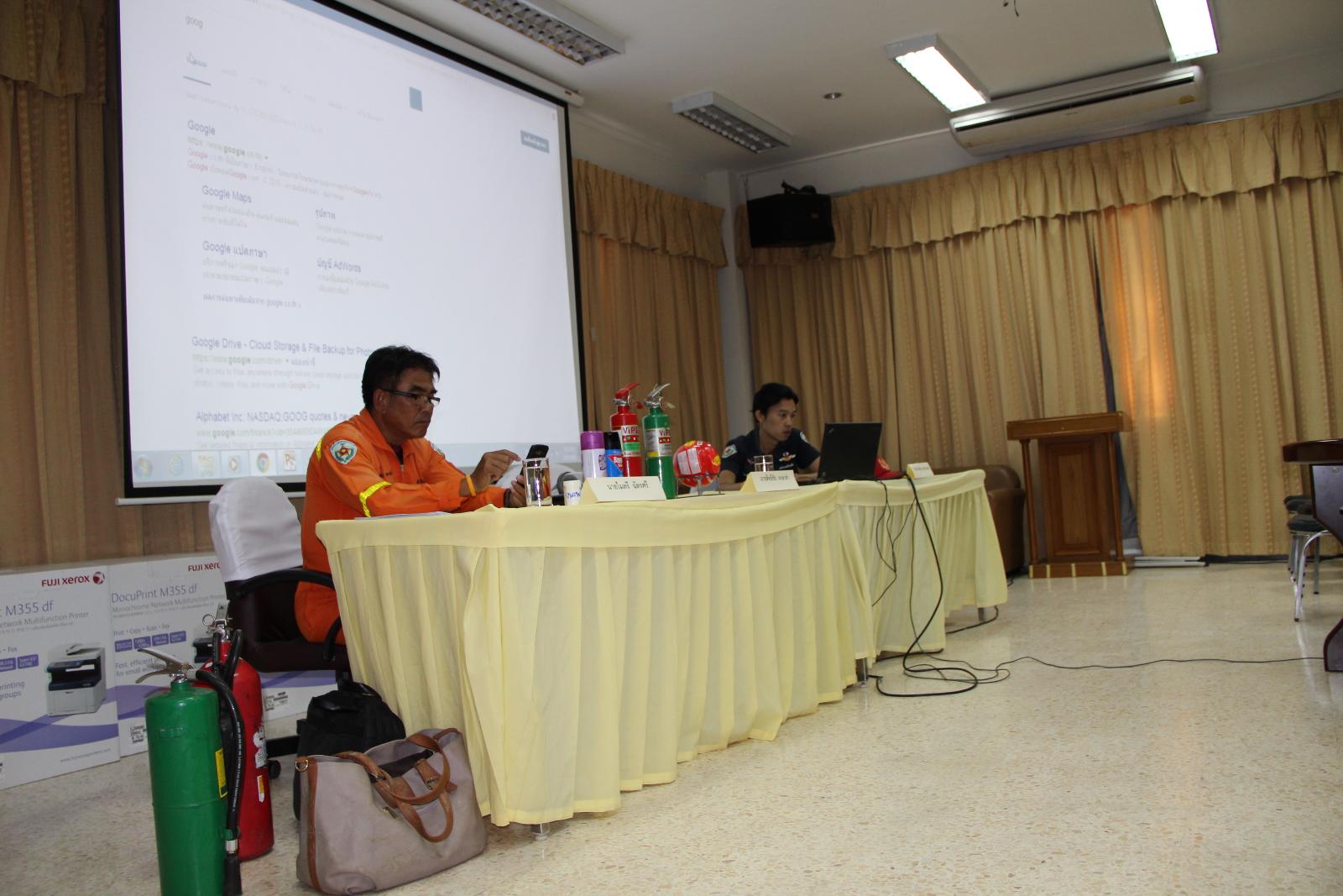 ภาพถ่าย ใช้ปุ่มลูกศร ซ้าย หรือ ขวา เลื่อนภาพถ่าย หรือปุ่มสามเหลี่ยมฉายภาพอัตโนมัติ  ถ้าต้องการบันทึกภาพ ใช้เมาส์คลิกขวาเลือกหัวข้อ  เป็นรูปภาพเป็น.. หรือ save as.. แสดงเต็มจอภาพ กุดปุ่ม F11 