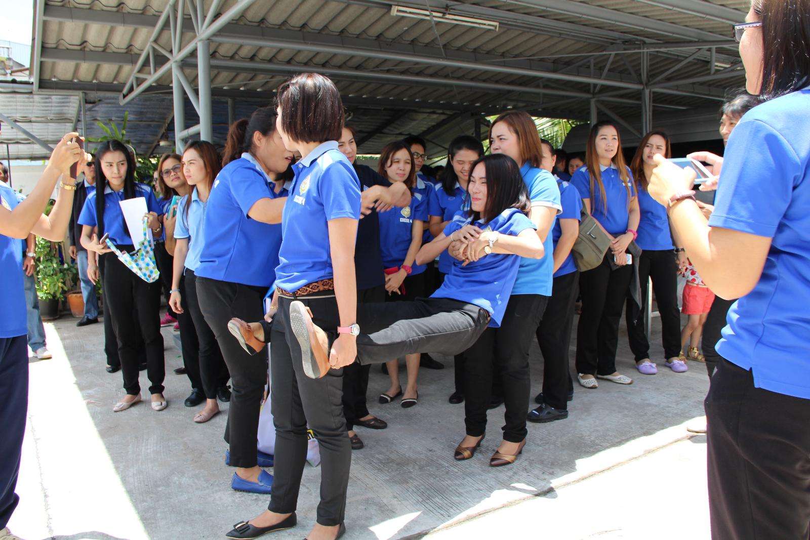 ภาพถ่าย ใช้ปุ่มลูกศร ซ้าย หรือ ขวา เลื่อนภาพถ่าย หรือปุ่มสามเหลี่ยมฉายภาพอัตโนมัติ  ถ้าต้องการบันทึกภาพ ใช้เมาส์คลิกขวาเลือกหัวข้อ  เป็นรูปภาพเป็น.. หรือ save as.. แสดงเต็มจอภาพ กุดปุ่ม F11 