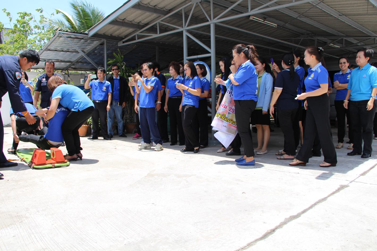 ภาพถ่าย ใช้ปุ่มลูกศร ซ้าย หรือ ขวา เลื่อนภาพถ่าย หรือปุ่มสามเหลี่ยมฉายภาพอัตโนมัติ  ถ้าต้องการบันทึกภาพ ใช้เมาส์คลิกขวาเลือกหัวข้อ  เป็นรูปภาพเป็น.. หรือ save as.. แสดงเต็มจอภาพ กุดปุ่ม F11 