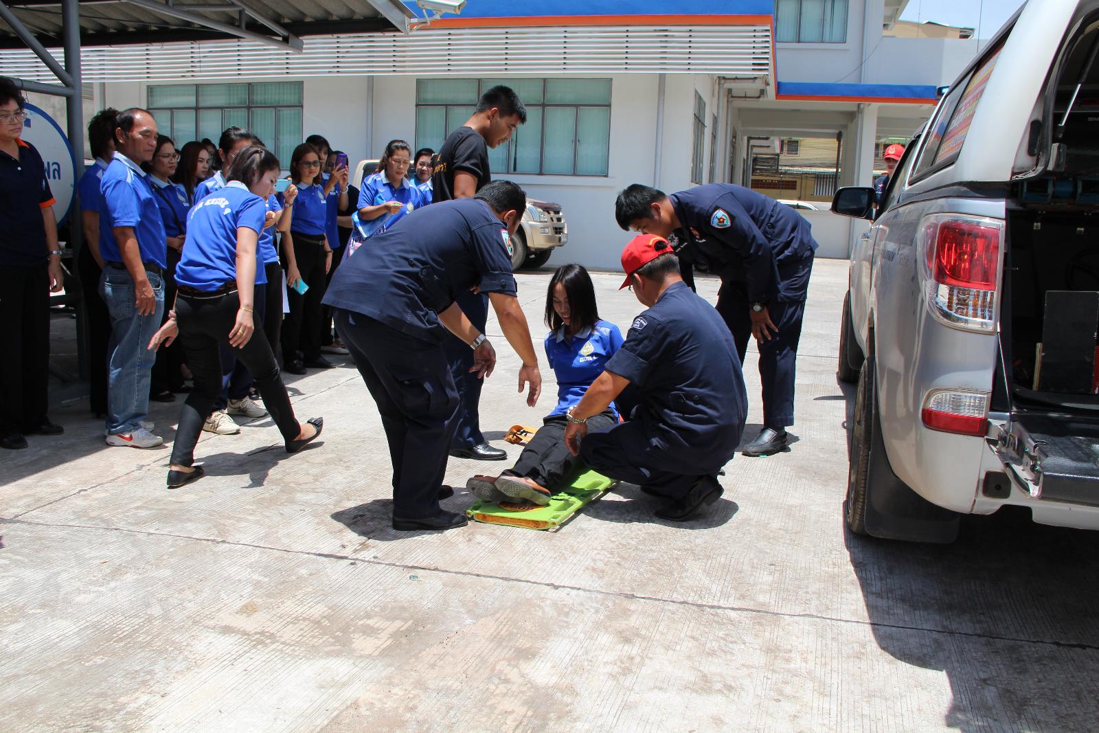 ภาพถ่าย ใช้ปุ่มลูกศร ซ้าย หรือ ขวา เลื่อนภาพถ่าย หรือปุ่มสามเหลี่ยมฉายภาพอัตโนมัติ  ถ้าต้องการบันทึกภาพ ใช้เมาส์คลิกขวาเลือกหัวข้อ  เป็นรูปภาพเป็น.. หรือ save as.. แสดงเต็มจอภาพ กุดปุ่ม F11 