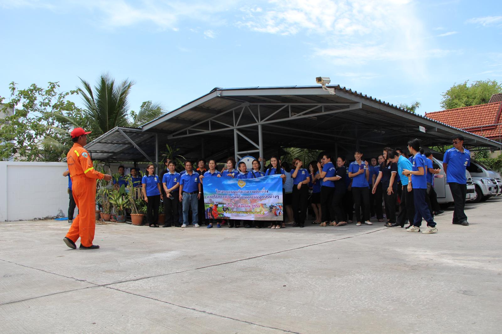 ภาพถ่าย ใช้ปุ่มลูกศร ซ้าย หรือ ขวา เลื่อนภาพถ่าย หรือปุ่มสามเหลี่ยมฉายภาพอัตโนมัติ  ถ้าต้องการบันทึกภาพ ใช้เมาส์คลิกขวาเลือกหัวข้อ  เป็นรูปภาพเป็น.. หรือ save as.. แสดงเต็มจอภาพ กุดปุ่ม F11 