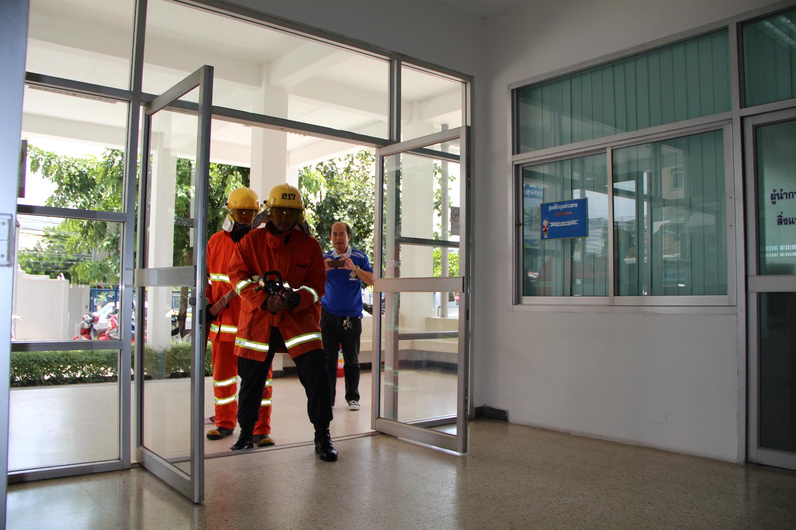 ภาพถ่าย ใช้ปุ่มลูกศร ซ้าย หรือ ขวา เลื่อนภาพถ่าย หรือปุ่มสามเหลี่ยมฉายภาพอัตโนมัติ  ถ้าต้องการบันทึกภาพ ใช้เมาส์คลิกขวาเลือกหัวข้อ  เป็นรูปภาพเป็น.. หรือ save as.. แสดงเต็มจอภาพ กุดปุ่ม F11 