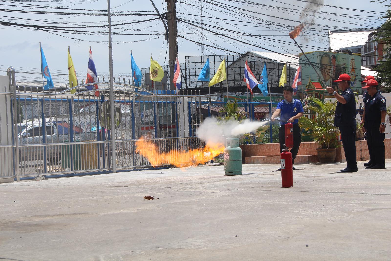 ภาพถ่าย ใช้ปุ่มลูกศร ซ้าย หรือ ขวา เลื่อนภาพถ่าย หรือปุ่มสามเหลี่ยมฉายภาพอัตโนมัติ  ถ้าต้องการบันทึกภาพ ใช้เมาส์คลิกขวาเลือกหัวข้อ  เป็นรูปภาพเป็น.. หรือ save as.. แสดงเต็มจอภาพ กุดปุ่ม F11 