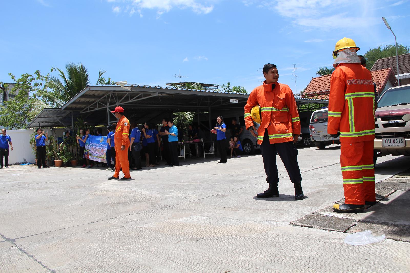 ภาพถ่าย ใช้ปุ่มลูกศร ซ้าย หรือ ขวา เลื่อนภาพถ่าย หรือปุ่มสามเหลี่ยมฉายภาพอัตโนมัติ  ถ้าต้องการบันทึกภาพ ใช้เมาส์คลิกขวาเลือกหัวข้อ  เป็นรูปภาพเป็น.. หรือ save as.. แสดงเต็มจอภาพ กุดปุ่ม F11 