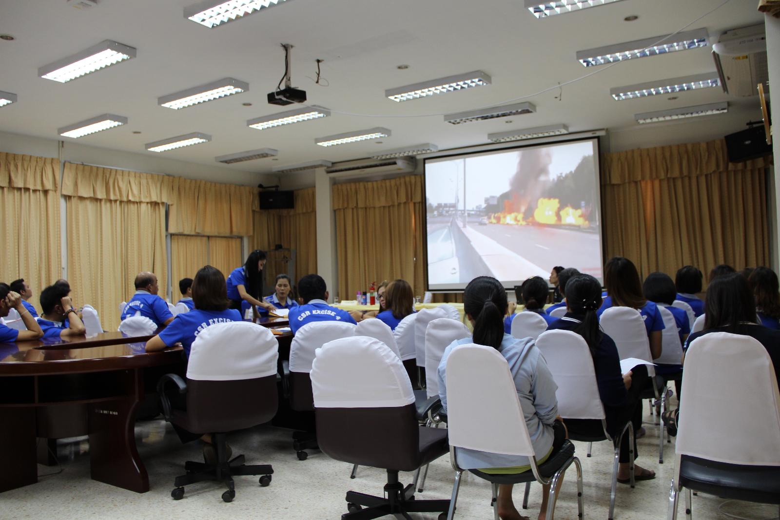 ภาพถ่าย ใช้ปุ่มลูกศร ซ้าย หรือ ขวา เลื่อนภาพถ่าย หรือปุ่มสามเหลี่ยมฉายภาพอัตโนมัติ  ถ้าต้องการบันทึกภาพ ใช้เมาส์คลิกขวาเลือกหัวข้อ  เป็นรูปภาพเป็น.. หรือ save as.. แสดงเต็มจอภาพ กุดปุ่ม F11 