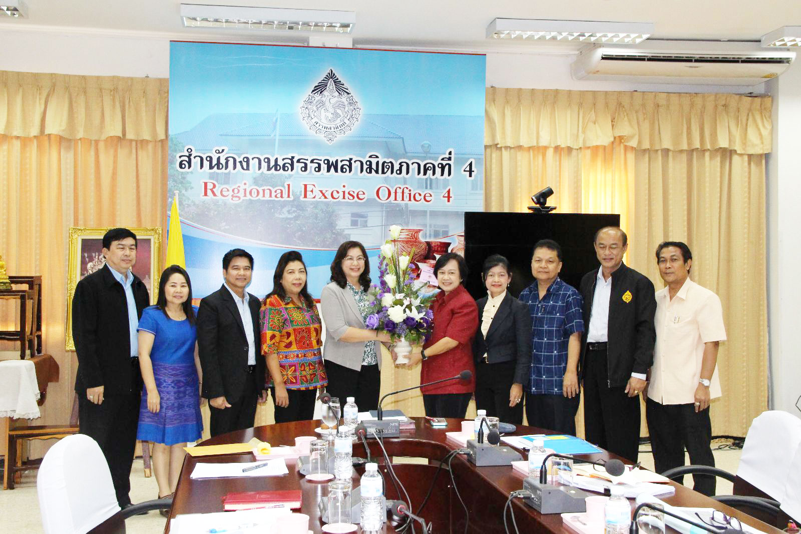 ภาพถ่าย ใช้ปุ่มลูกศร ซ้าย หรือ ขวา เลื่อนภาพถ่าย หรือปุ่มสามเหลี่ยมฉายภาพอัตโนมัติ  ถ้าต้องการบันทึกภาพ ใช้เมาส์คลิกขวาเลือกหัวข้อ  เป็นรูปภาพเป็น.. หรือ save as.. แสดงเต็มจอภาพ กุดปุ่ม F11 