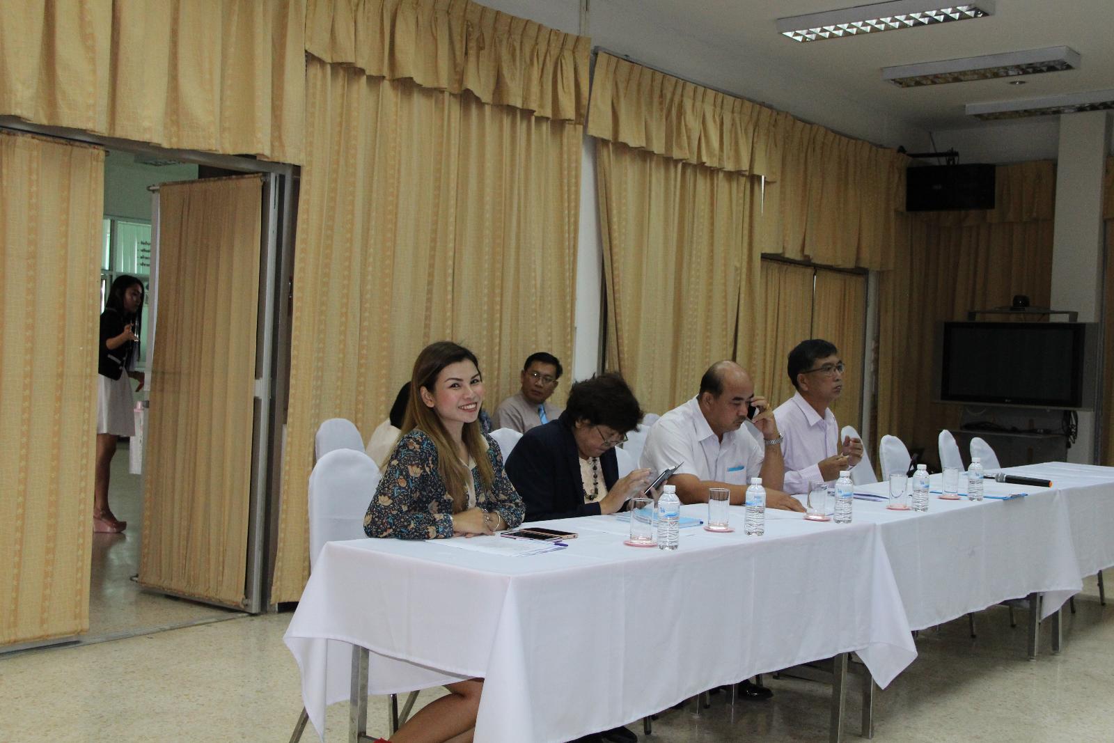 ภาพถ่าย ใช้ปุ่มลูกศร ซ้าย หรือ ขวา เลื่อนภาพถ่าย หรือปุ่มสามเหลี่ยมฉายภาพอัตโนมัติ  ถ้าต้องการบันทึกภาพ ใช้เมาส์คลิกขวาเลือกหัวข้อ  เป็นรูปภาพเป็น.. หรือ save as.. แสดงเต็มจอภาพ กุดปุ่ม F11 