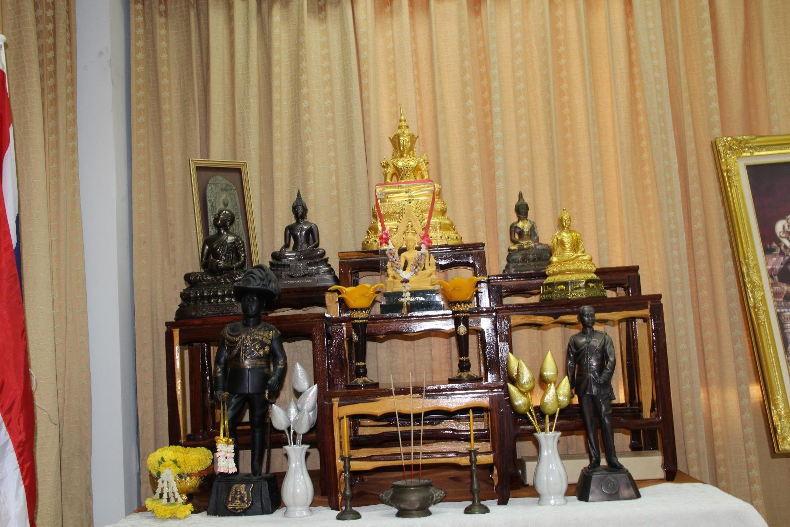 ภาพถ่าย ใช้ปุ่มลูกศร ซ้าย หรือ ขวา เลื่อนภาพถ่าย หรือปุ่มสามเหลี่ยมฉายภาพอัตโนมัติ  ถ้าต้องการบันทึกภาพ ใช้เมาส์คลิกขวาเลือกหัวข้อ  เป็นรูปภาพเป็น.. หรือ save as.. แสดงเต็มจอภาพ กุดปุ่ม F11 