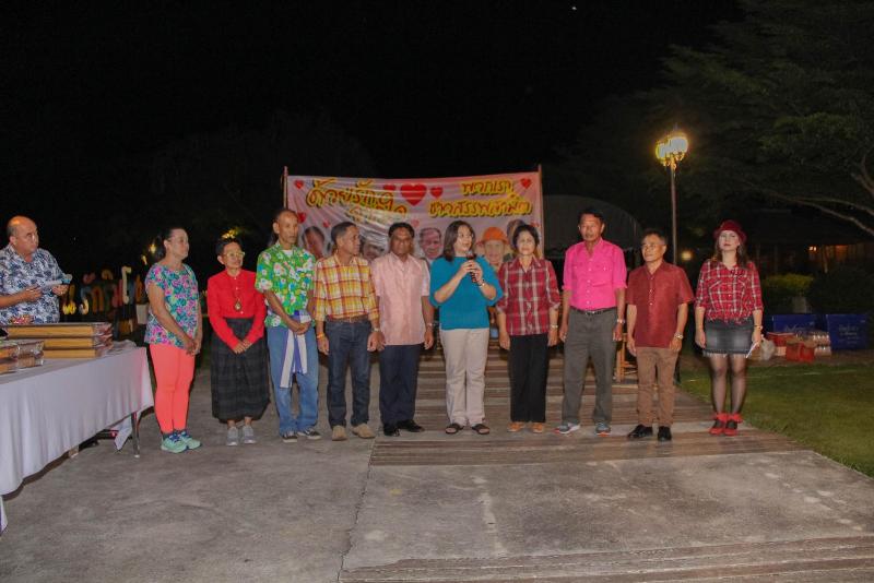 ภาพถ่าย ใช้ปุ่มลูกศร ซ้าย หรือ ขวา เลื่อนภาพถ่าย หรือปุ่มสามเหลี่ยมฉายภาพอัตโนมัติ  ถ้าต้องการบันทึกภาพ ใช้เมาส์คลิกขวาเลือกหัวข้อ  เป็นรูปภาพเป็น.. หรือ save as.. แสดงเต็มจอภาพ กุดปุ่ม F11 