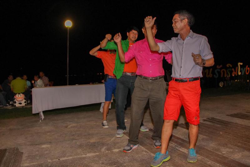 ภาพถ่าย ใช้ปุ่มลูกศร ซ้าย หรือ ขวา เลื่อนภาพถ่าย หรือปุ่มสามเหลี่ยมฉายภาพอัตโนมัติ  ถ้าต้องการบันทึกภาพ ใช้เมาส์คลิกขวาเลือกหัวข้อ  เป็นรูปภาพเป็น.. หรือ save as.. แสดงเต็มจอภาพ กุดปุ่ม F11 