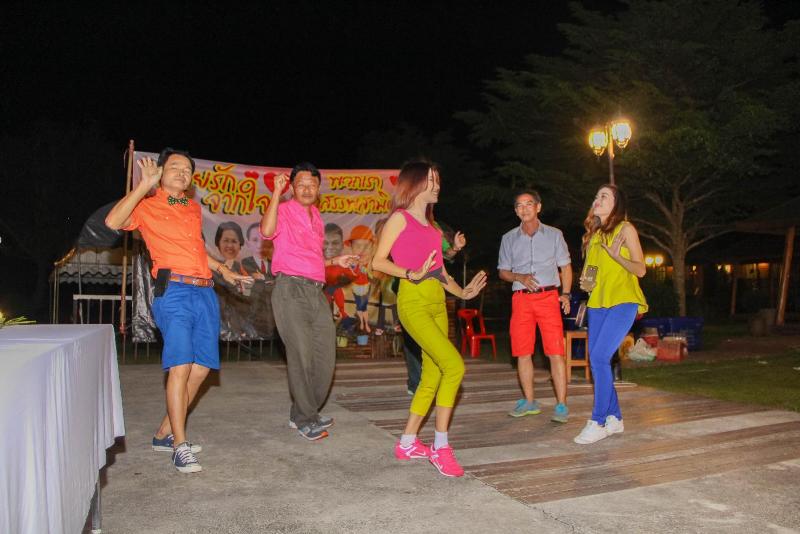 ภาพถ่าย ใช้ปุ่มลูกศร ซ้าย หรือ ขวา เลื่อนภาพถ่าย หรือปุ่มสามเหลี่ยมฉายภาพอัตโนมัติ  ถ้าต้องการบันทึกภาพ ใช้เมาส์คลิกขวาเลือกหัวข้อ  เป็นรูปภาพเป็น.. หรือ save as.. แสดงเต็มจอภาพ กุดปุ่ม F11 