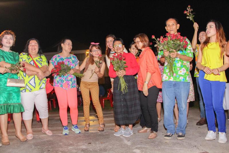 ภาพถ่าย ใช้ปุ่มลูกศร ซ้าย หรือ ขวา เลื่อนภาพถ่าย หรือปุ่มสามเหลี่ยมฉายภาพอัตโนมัติ  ถ้าต้องการบันทึกภาพ ใช้เมาส์คลิกขวาเลือกหัวข้อ  เป็นรูปภาพเป็น.. หรือ save as.. แสดงเต็มจอภาพ กุดปุ่ม F11 