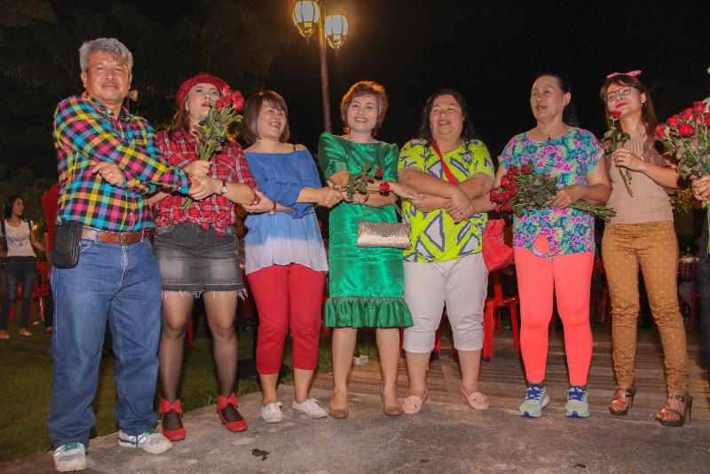 ภาพถ่าย ใช้ปุ่มลูกศร ซ้าย หรือ ขวา เลื่อนภาพถ่าย หรือปุ่มสามเหลี่ยมฉายภาพอัตโนมัติ  ถ้าต้องการบันทึกภาพ ใช้เมาส์คลิกขวาเลือกหัวข้อ  เป็นรูปภาพเป็น.. หรือ save as.. แสดงเต็มจอภาพ กุดปุ่ม F11 