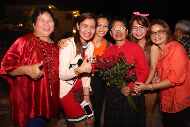 ภาพถ่าย ใช้ปุ่มลูกศร ซ้าย หรือ ขวา เลื่อนภาพถ่าย หรือปุ่มสามเหลี่ยมฉายภาพอัตโนมัติ  ถ้าต้องการบันทึกภาพ ใช้เมาส์คลิกขวาเลือกหัวข้อ  เป็นรูปภาพเป็น.. หรือ save as.. แสดงเต็มจอภาพ กุดปุ่ม F11 