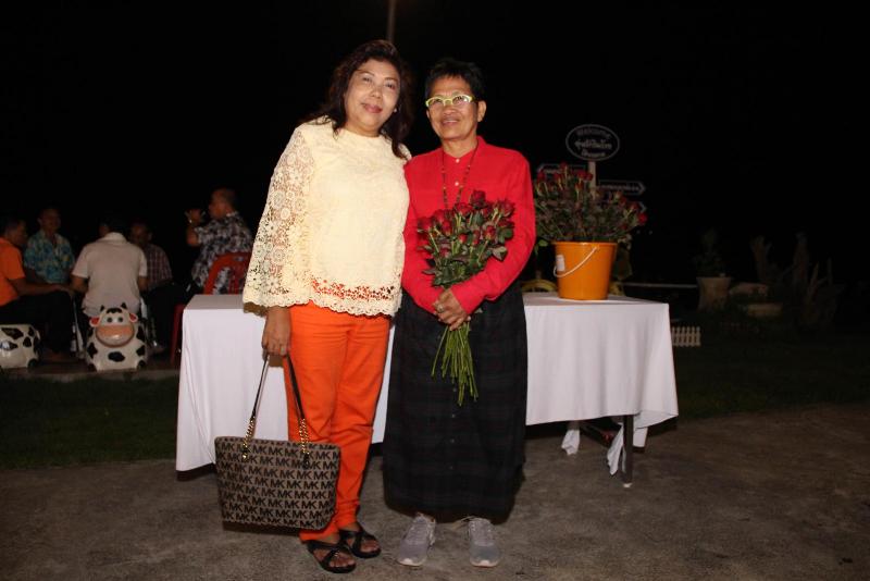 ภาพถ่าย ใช้ปุ่มลูกศร ซ้าย หรือ ขวา เลื่อนภาพถ่าย หรือปุ่มสามเหลี่ยมฉายภาพอัตโนมัติ  ถ้าต้องการบันทึกภาพ ใช้เมาส์คลิกขวาเลือกหัวข้อ  เป็นรูปภาพเป็น.. หรือ save as.. แสดงเต็มจอภาพ กุดปุ่ม F11 