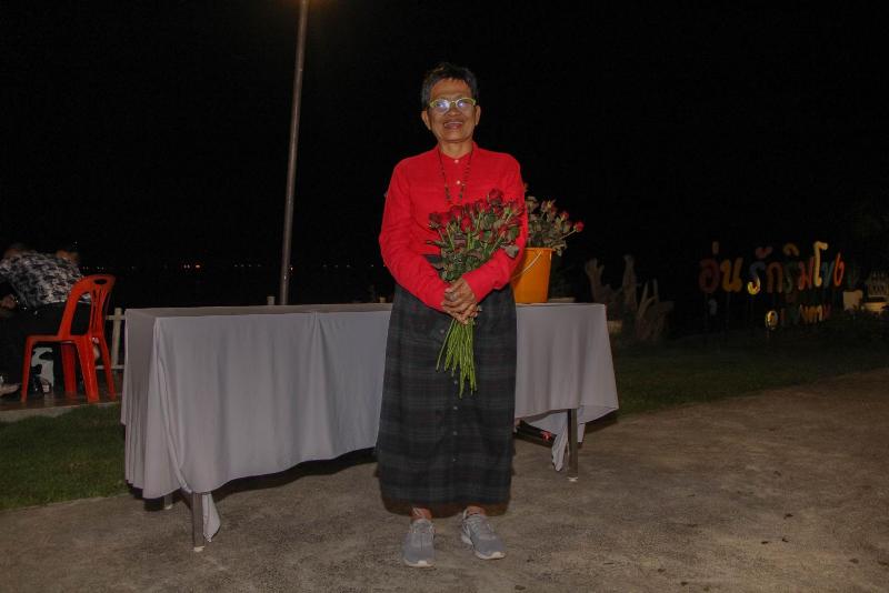 ภาพถ่าย ใช้ปุ่มลูกศร ซ้าย หรือ ขวา เลื่อนภาพถ่าย หรือปุ่มสามเหลี่ยมฉายภาพอัตโนมัติ  ถ้าต้องการบันทึกภาพ ใช้เมาส์คลิกขวาเลือกหัวข้อ  เป็นรูปภาพเป็น.. หรือ save as.. แสดงเต็มจอภาพ กุดปุ่ม F11 