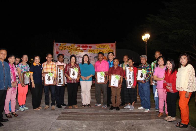 ภาพถ่าย ใช้ปุ่มลูกศร ซ้าย หรือ ขวา เลื่อนภาพถ่าย หรือปุ่มสามเหลี่ยมฉายภาพอัตโนมัติ  ถ้าต้องการบันทึกภาพ ใช้เมาส์คลิกขวาเลือกหัวข้อ  เป็นรูปภาพเป็น.. หรือ save as.. แสดงเต็มจอภาพ กุดปุ่ม F11 