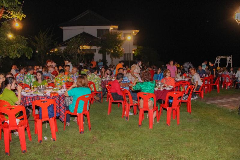 ภาพถ่าย ใช้ปุ่มลูกศร ซ้าย หรือ ขวา เลื่อนภาพถ่าย หรือปุ่มสามเหลี่ยมฉายภาพอัตโนมัติ  ถ้าต้องการบันทึกภาพ ใช้เมาส์คลิกขวาเลือกหัวข้อ  เป็นรูปภาพเป็น.. หรือ save as.. แสดงเต็มจอภาพ กุดปุ่ม F11 