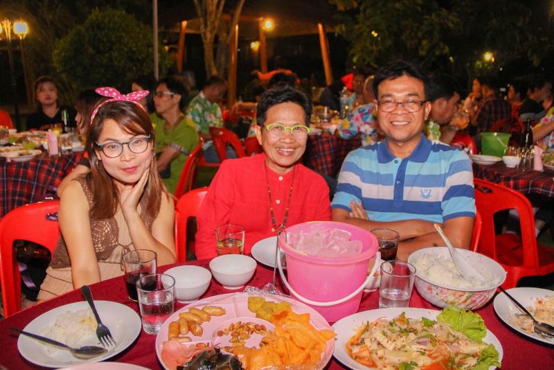 ภาพถ่าย ใช้ปุ่มลูกศร ซ้าย หรือ ขวา เลื่อนภาพถ่าย หรือปุ่มสามเหลี่ยมฉายภาพอัตโนมัติ  ถ้าต้องการบันทึกภาพ ใช้เมาส์คลิกขวาเลือกหัวข้อ  เป็นรูปภาพเป็น.. หรือ save as.. แสดงเต็มจอภาพ กุดปุ่ม F11 