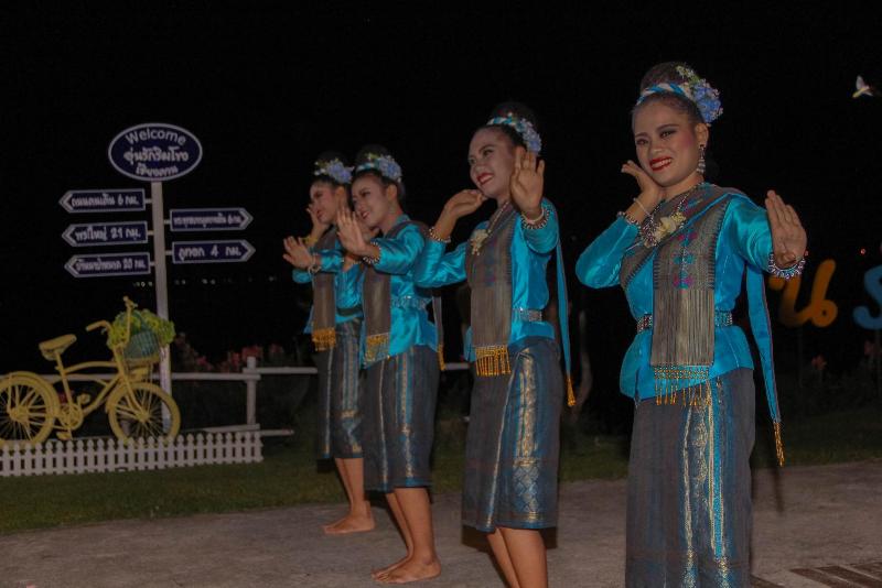 ภาพถ่าย ใช้ปุ่มลูกศร ซ้าย หรือ ขวา เลื่อนภาพถ่าย หรือปุ่มสามเหลี่ยมฉายภาพอัตโนมัติ  ถ้าต้องการบันทึกภาพ ใช้เมาส์คลิกขวาเลือกหัวข้อ  เป็นรูปภาพเป็น.. หรือ save as.. แสดงเต็มจอภาพ กุดปุ่ม F11 