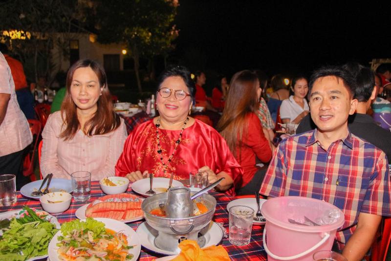 ภาพถ่าย ใช้ปุ่มลูกศร ซ้าย หรือ ขวา เลื่อนภาพถ่าย หรือปุ่มสามเหลี่ยมฉายภาพอัตโนมัติ  ถ้าต้องการบันทึกภาพ ใช้เมาส์คลิกขวาเลือกหัวข้อ  เป็นรูปภาพเป็น.. หรือ save as.. แสดงเต็มจอภาพ กุดปุ่ม F11 