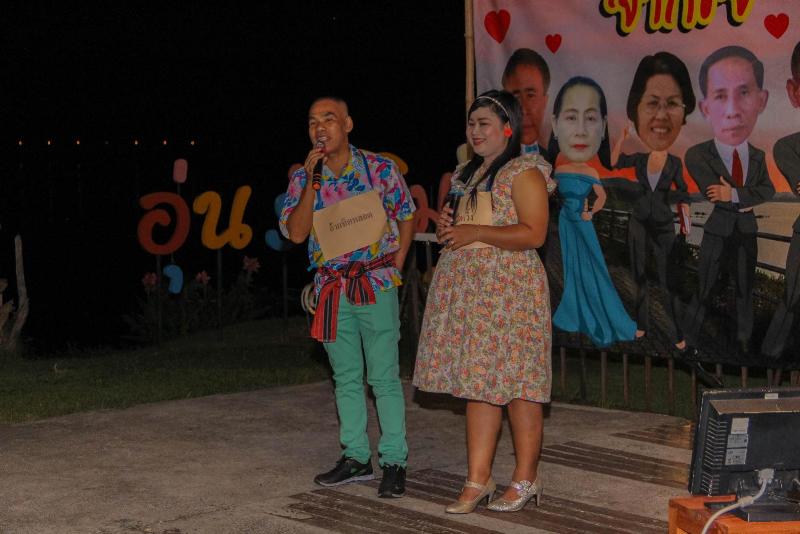 ภาพถ่าย ใช้ปุ่มลูกศร ซ้าย หรือ ขวา เลื่อนภาพถ่าย หรือปุ่มสามเหลี่ยมฉายภาพอัตโนมัติ  ถ้าต้องการบันทึกภาพ ใช้เมาส์คลิกขวาเลือกหัวข้อ  เป็นรูปภาพเป็น.. หรือ save as.. แสดงเต็มจอภาพ กุดปุ่ม F11 