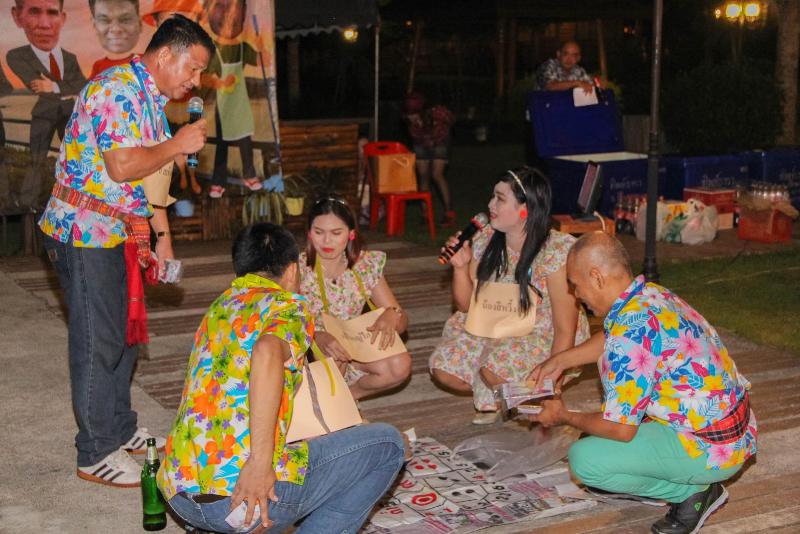 ภาพถ่าย ใช้ปุ่มลูกศร ซ้าย หรือ ขวา เลื่อนภาพถ่าย หรือปุ่มสามเหลี่ยมฉายภาพอัตโนมัติ  ถ้าต้องการบันทึกภาพ ใช้เมาส์คลิกขวาเลือกหัวข้อ  เป็นรูปภาพเป็น.. หรือ save as.. แสดงเต็มจอภาพ กุดปุ่ม F11 