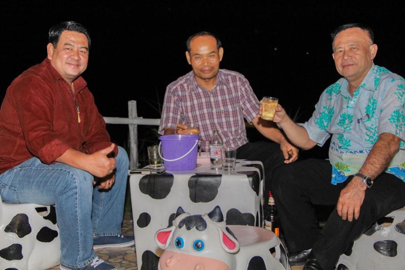 ภาพถ่าย ใช้ปุ่มลูกศร ซ้าย หรือ ขวา เลื่อนภาพถ่าย หรือปุ่มสามเหลี่ยมฉายภาพอัตโนมัติ  ถ้าต้องการบันทึกภาพ ใช้เมาส์คลิกขวาเลือกหัวข้อ  เป็นรูปภาพเป็น.. หรือ save as.. แสดงเต็มจอภาพ กุดปุ่ม F11 