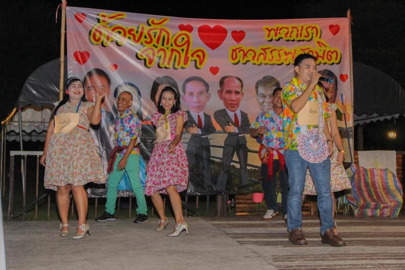 ภาพถ่าย ใช้ปุ่มลูกศร ซ้าย หรือ ขวา เลื่อนภาพถ่าย หรือปุ่มสามเหลี่ยมฉายภาพอัตโนมัติ  ถ้าต้องการบันทึกภาพ ใช้เมาส์คลิกขวาเลือกหัวข้อ  เป็นรูปภาพเป็น.. หรือ save as.. แสดงเต็มจอภาพ กุดปุ่ม F11 