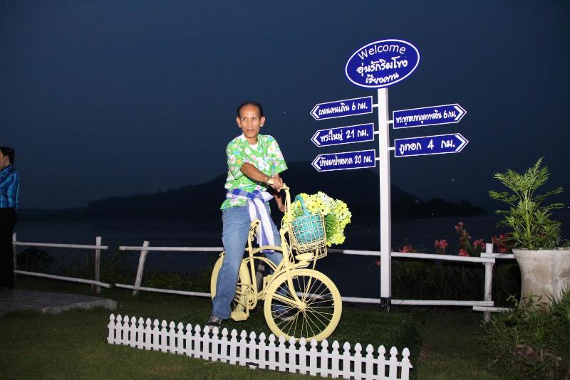 ภาพถ่าย ใช้ปุ่มลูกศร ซ้าย หรือ ขวา เลื่อนภาพถ่าย หรือปุ่มสามเหลี่ยมฉายภาพอัตโนมัติ  ถ้าต้องการบันทึกภาพ ใช้เมาส์คลิกขวาเลือกหัวข้อ  เป็นรูปภาพเป็น.. หรือ save as.. แสดงเต็มจอภาพ กุดปุ่ม F11 