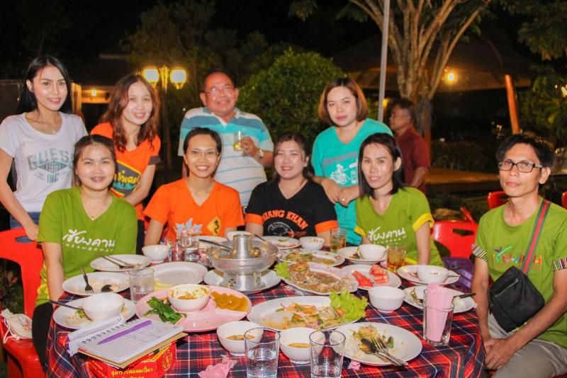 ภาพถ่าย ใช้ปุ่มลูกศร ซ้าย หรือ ขวา เลื่อนภาพถ่าย หรือปุ่มสามเหลี่ยมฉายภาพอัตโนมัติ  ถ้าต้องการบันทึกภาพ ใช้เมาส์คลิกขวาเลือกหัวข้อ  เป็นรูปภาพเป็น.. หรือ save as.. แสดงเต็มจอภาพ กุดปุ่ม F11 