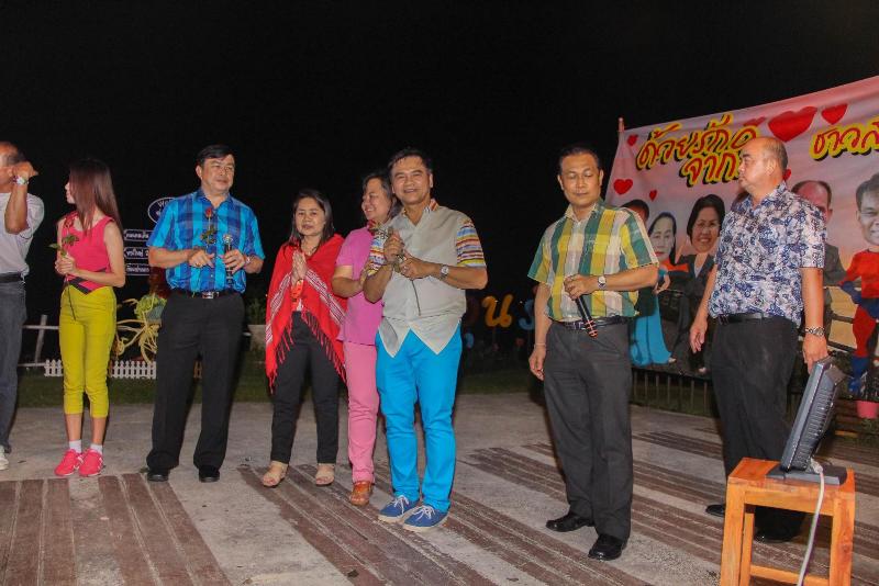 ภาพถ่าย ใช้ปุ่มลูกศร ซ้าย หรือ ขวา เลื่อนภาพถ่าย หรือปุ่มสามเหลี่ยมฉายภาพอัตโนมัติ  ถ้าต้องการบันทึกภาพ ใช้เมาส์คลิกขวาเลือกหัวข้อ  เป็นรูปภาพเป็น.. หรือ save as.. แสดงเต็มจอภาพ กุดปุ่ม F11 