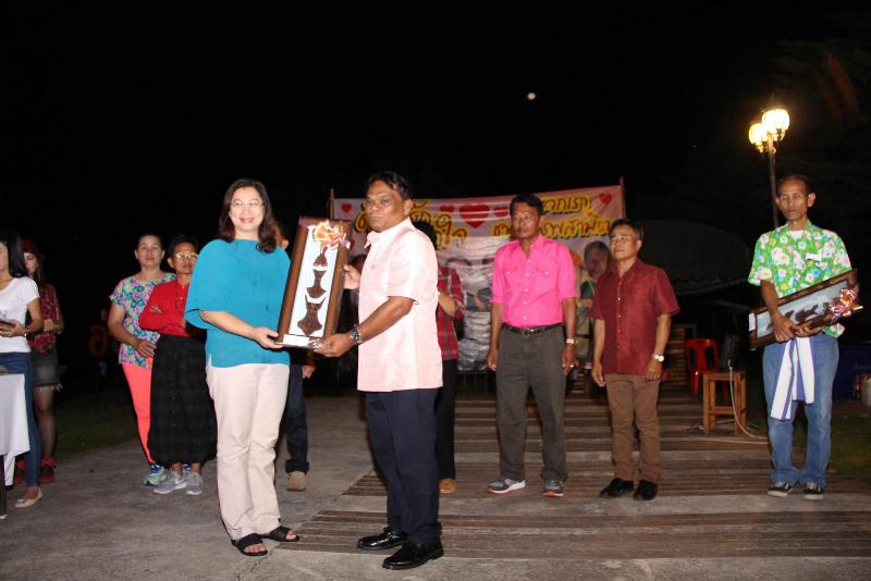 ภาพถ่าย ใช้ปุ่มลูกศร ซ้าย หรือ ขวา เลื่อนภาพถ่าย หรือปุ่มสามเหลี่ยมฉายภาพอัตโนมัติ  ถ้าต้องการบันทึกภาพ ใช้เมาส์คลิกขวาเลือกหัวข้อ  เป็นรูปภาพเป็น.. หรือ save as.. แสดงเต็มจอภาพ กุดปุ่ม F11 