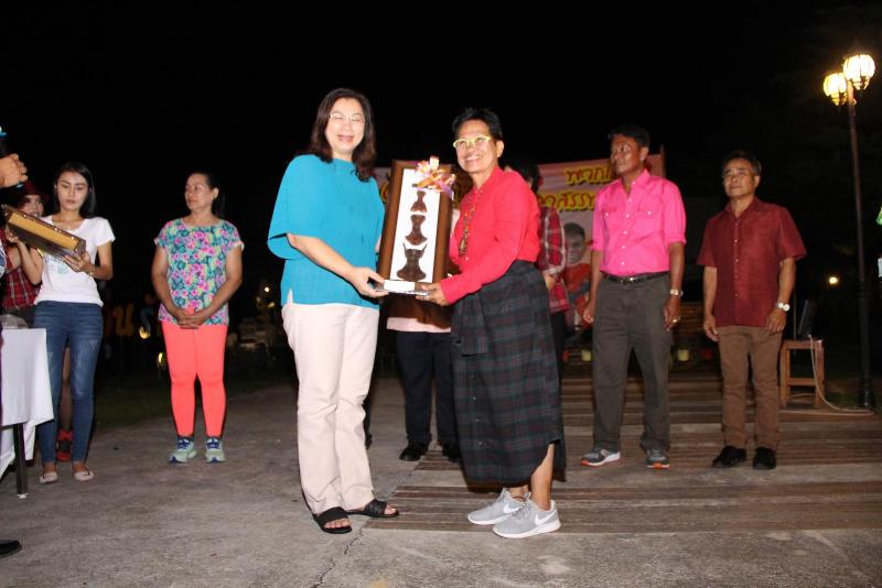 ภาพถ่าย ใช้ปุ่มลูกศร ซ้าย หรือ ขวา เลื่อนภาพถ่าย หรือปุ่มสามเหลี่ยมฉายภาพอัตโนมัติ  ถ้าต้องการบันทึกภาพ ใช้เมาส์คลิกขวาเลือกหัวข้อ  เป็นรูปภาพเป็น.. หรือ save as.. แสดงเต็มจอภาพ กุดปุ่ม F11 